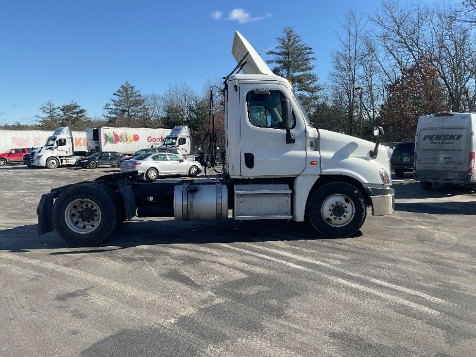 Day Cab Tractor-Heavy Duty Tractors-Freightliner-2018-Cascadia 12542ST-Londonderry-NH-328,601\n\t\tmiles-$ 36,000 - Image 8