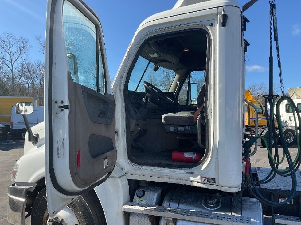 Day Cab Tractor-Heavy Duty Tractors-Freightliner-2018-Cascadia 12542ST-Londonderry-NH-328,601\n\t\tmiles-$ 36,000 - Image 9
