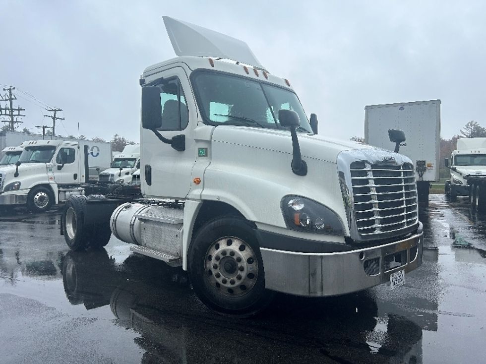 Day Cab Tractor-Heavy Duty Tractors-Freightliner-2018-Cascadia 12542ST-Londonderry-NH-330,678\n\t\tmiles-$ 32,750 - Image 1