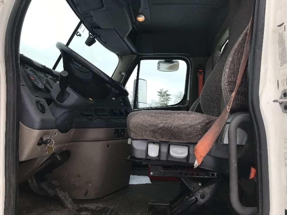 Day Cab Tractor-Heavy Duty Tractors-Freightliner-2018-Cascadia 12542ST-Londonderry-NH-330,678\n\t\tmiles-$ 32,750 - Image 10