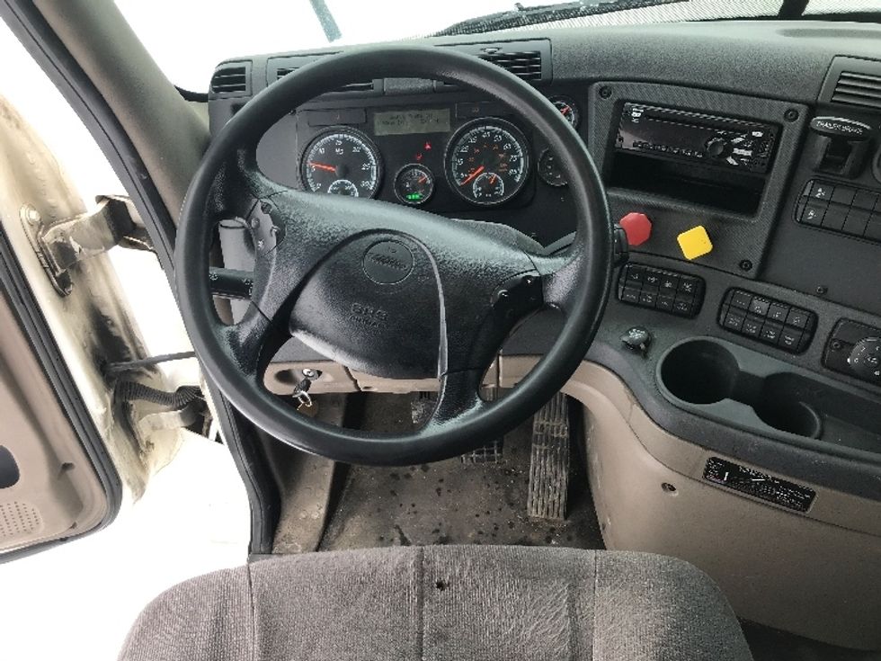 Day Cab Tractor-Heavy Duty Tractors-Freightliner-2018-Cascadia 12542ST-Londonderry-NH-330,678\n\t\tmiles-$ 32,750 - Image 11