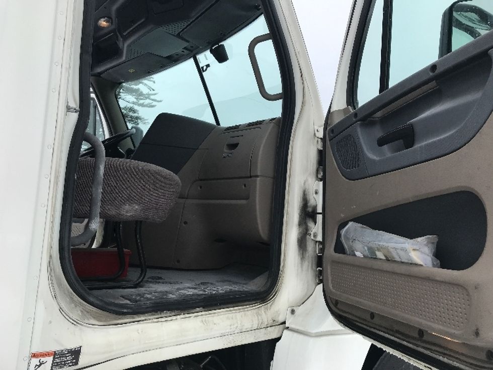 Day Cab Tractor-Heavy Duty Tractors-Freightliner-2018-Cascadia 12542ST-Londonderry-NH-330,678\n\t\tmiles-$ 32,750 - Image 12