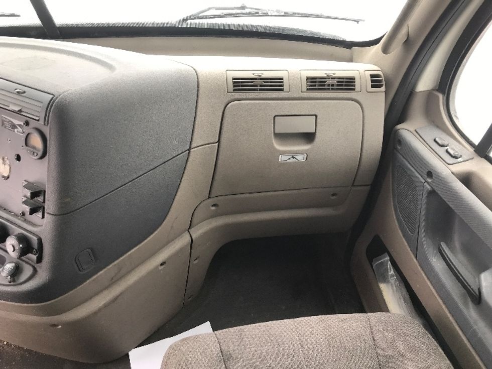 Day Cab Tractor-Heavy Duty Tractors-Freightliner-2018-Cascadia 12542ST-Londonderry-NH-330,678\n\t\tmiles-$ 32,750 - Image 13