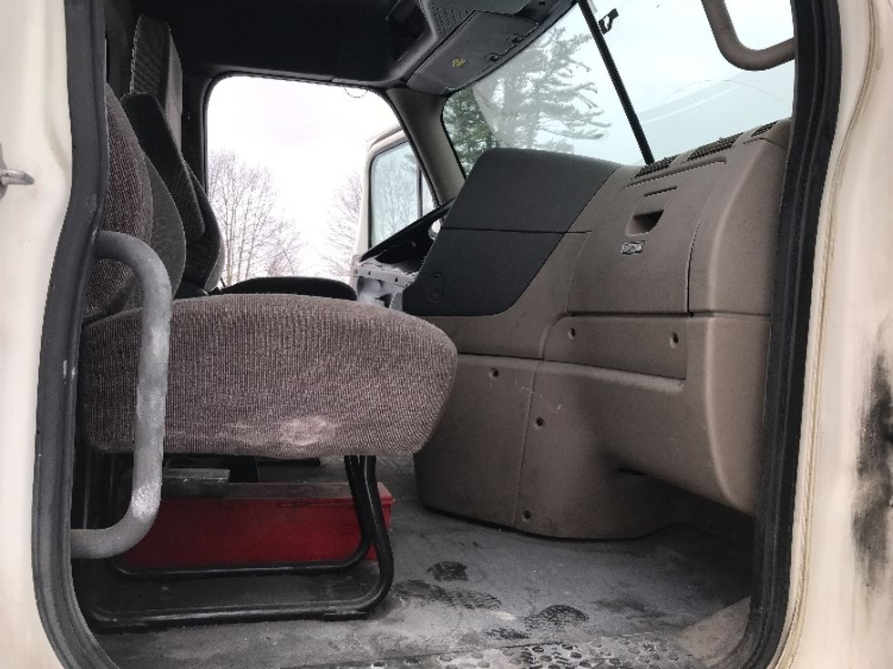 Day Cab Tractor-Heavy Duty Tractors-Freightliner-2018-Cascadia 12542ST-Londonderry-NH-330,678\n\t\tmiles-$ 32,750 - Image 14