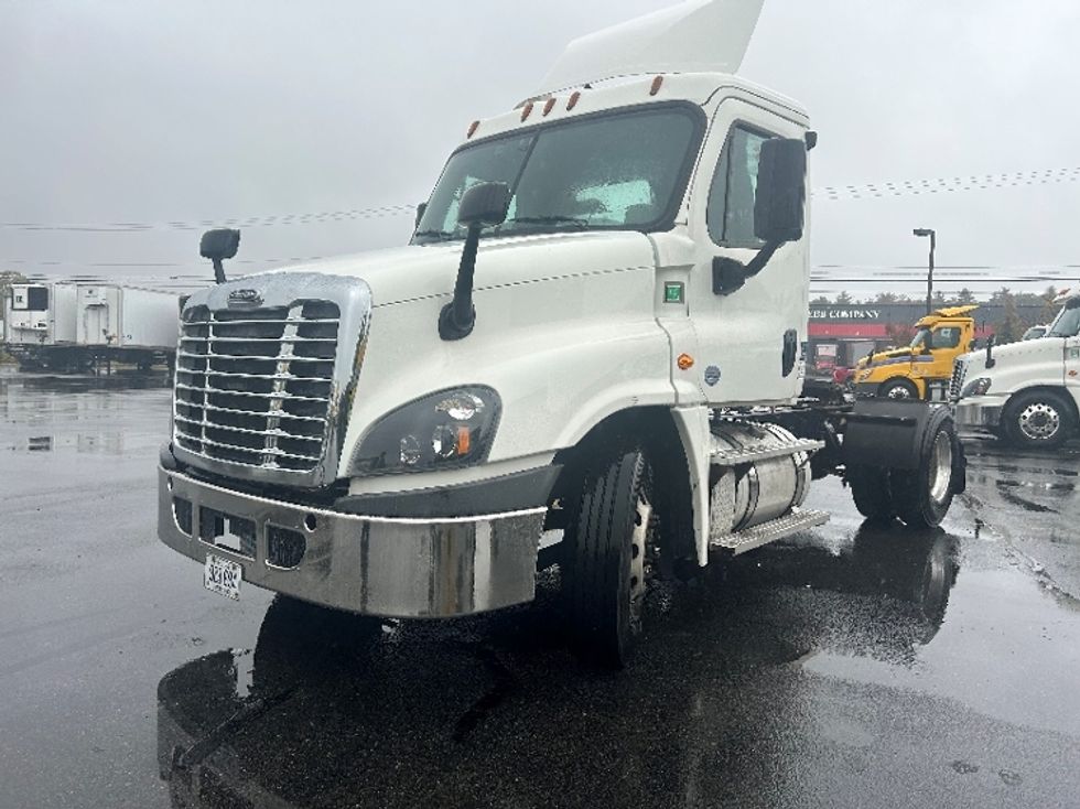 Day Cab Tractor-Heavy Duty Tractors-Freightliner-2018-Cascadia 12542ST-Londonderry-NH-330,678\n\t\tmiles-$ 32,750 - Image 3