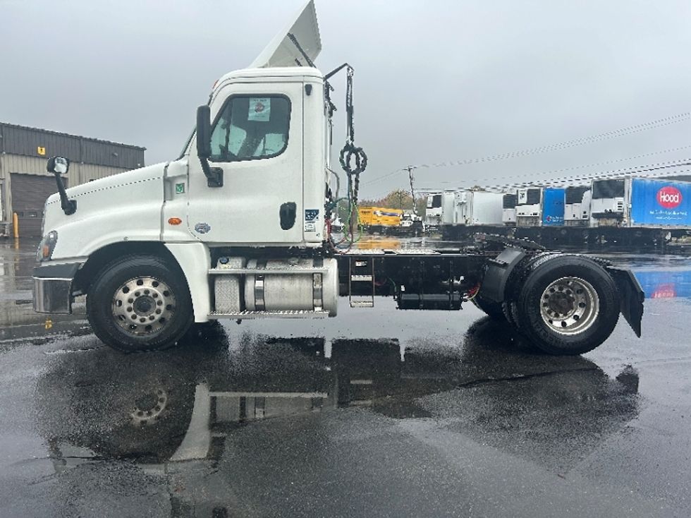 Day Cab Tractor-Heavy Duty Tractors-Freightliner-2018-Cascadia 12542ST-Londonderry-NH-330,678\n\t\tmiles-$ 32,750 - Image 4