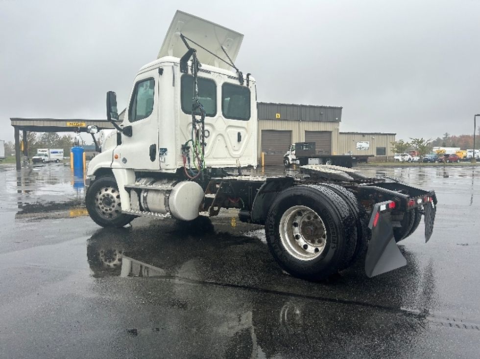 Day Cab Tractor-Heavy Duty Tractors-Freightliner-2018-Cascadia 12542ST-Londonderry-NH-330,678\n\t\tmiles-$ 32,750 - Image 5