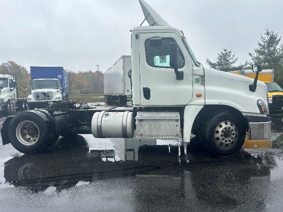 Day Cab Tractor-Heavy Duty Tractors-Freightliner-2018-Cascadia 12542ST-Londonderry-NH-330,678\n\t\tmiles-$ 32,750 - Image 8