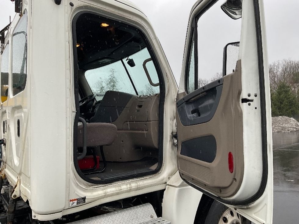 Day Cab Tractor-Heavy Duty Tractors-Freightliner-2018-Cascadia 12542ST-Londonderry-NH-345,869\n\t\tmiles-$ 29,500 - Image 12