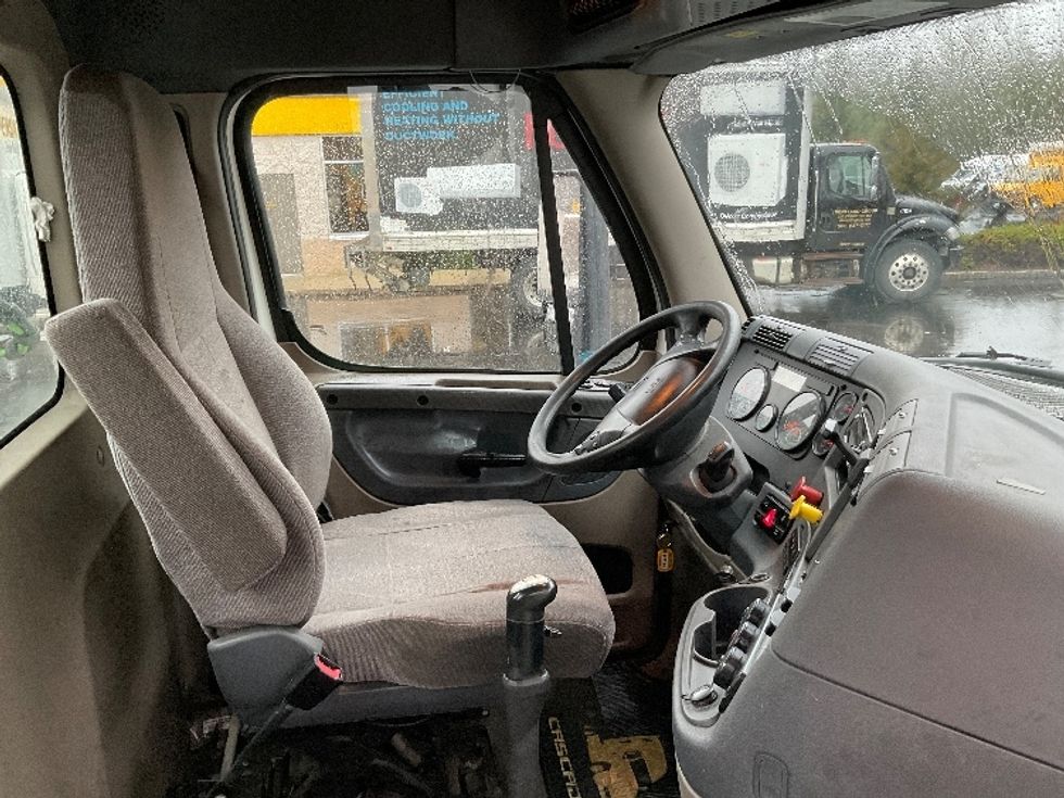 Day Cab Tractor-Heavy Duty Tractors-Freightliner-2018-Cascadia 12542ST-Londonderry-NH-345,869\n\t\tmiles-$ 29,500 - Image 14