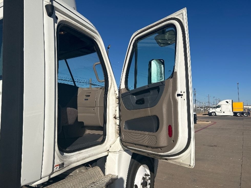 Day Cab Tractor-Heavy Duty Tractors-Freightliner-2018-Cascadia 12542ST-Lubbock-TX-462,927\n\t\tmiles-$ 25,500 - Image 12