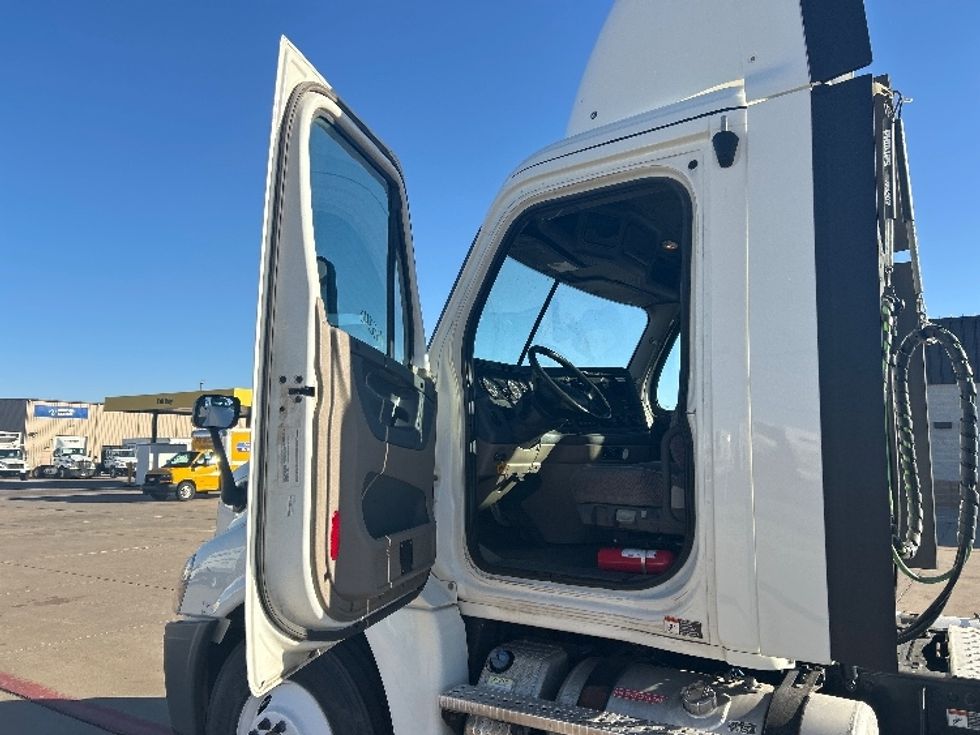Day Cab Tractor-Heavy Duty Tractors-Freightliner-2018-Cascadia 12542ST-Lubbock-TX-462,927\n\t\tmiles-$ 25,500 - Image 9