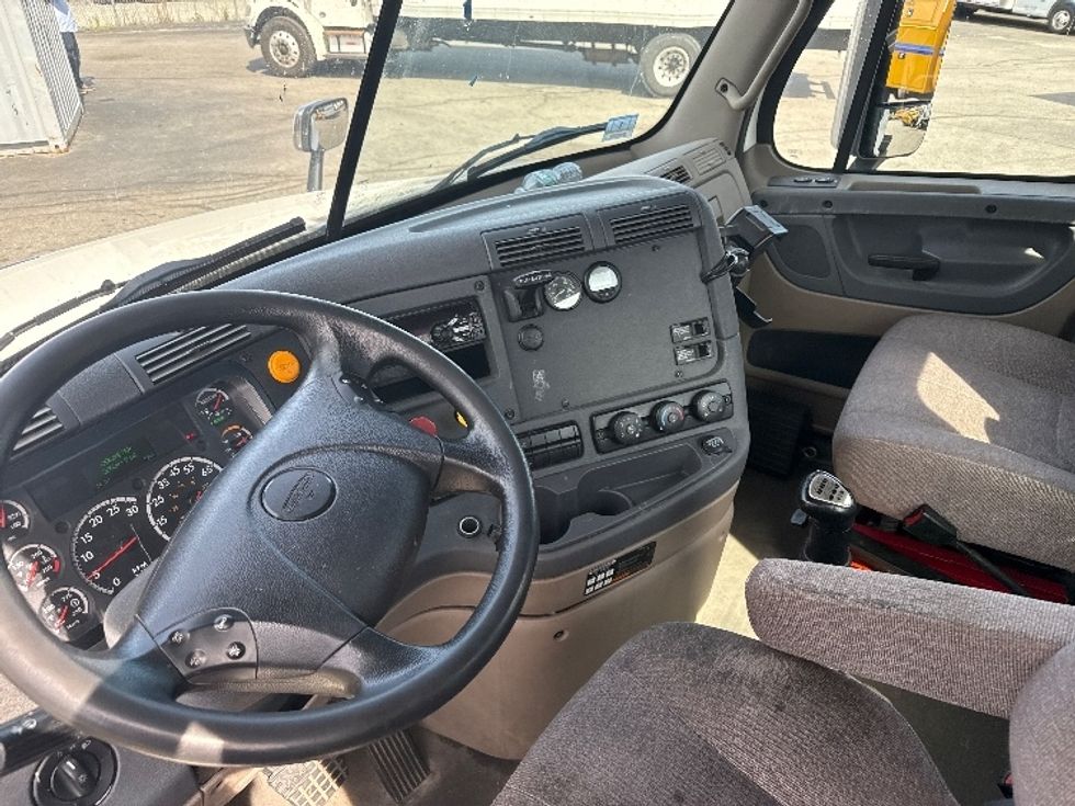 Day Cab Tractor-Heavy Duty Tractors-Freightliner-2018-Cascadia 12542ST-New Bedford-MA-299,978\n\t\tmiles-$ 26,250 - Image 10