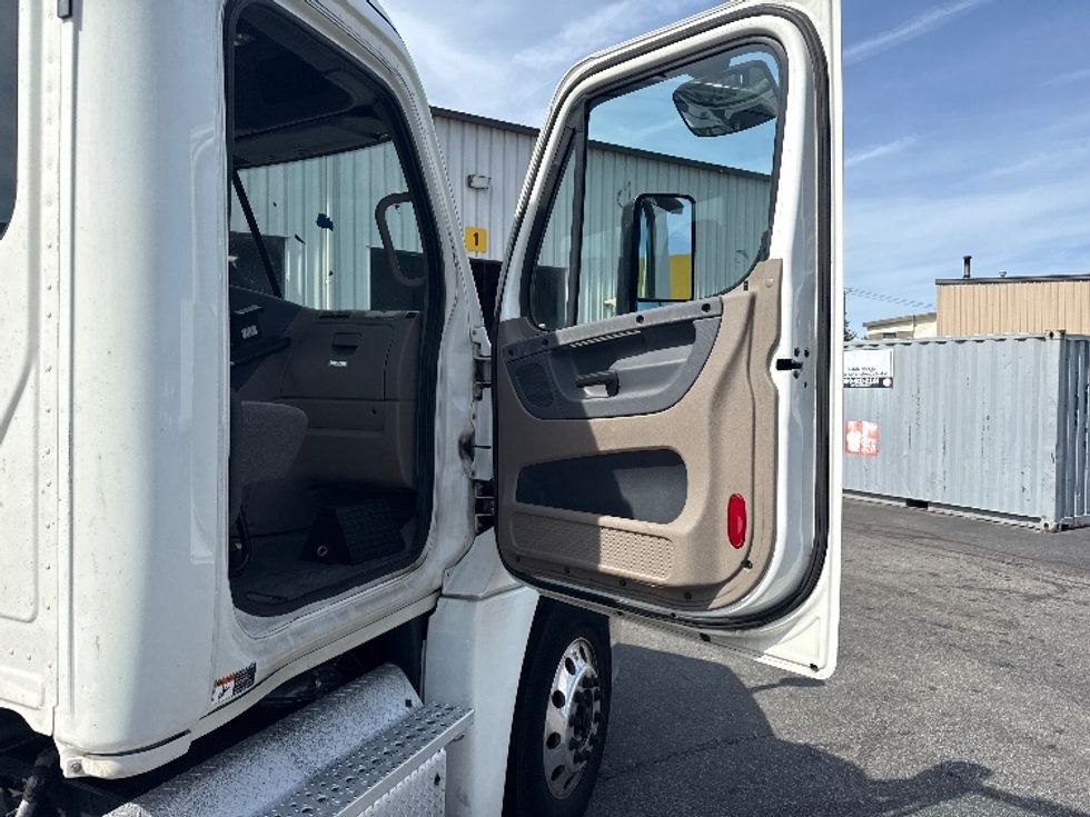 Day Cab Tractor-Heavy Duty Tractors-Freightliner-2018-Cascadia 12542ST-New Bedford-MA-299,978\n\t\tmiles-$ 26,250 - Image 12