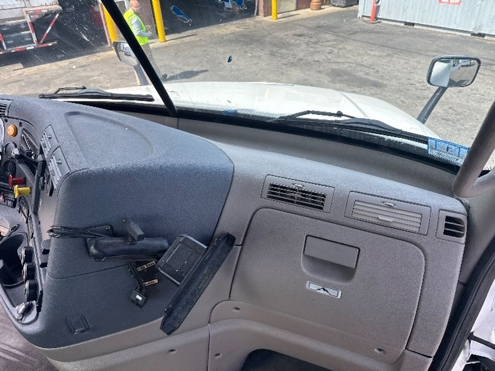 Day Cab Tractor-Heavy Duty Tractors-Freightliner-2018-Cascadia 12542ST-New Bedford-MA-299,978\n\t\tmiles-$ 26,250 - Image 13