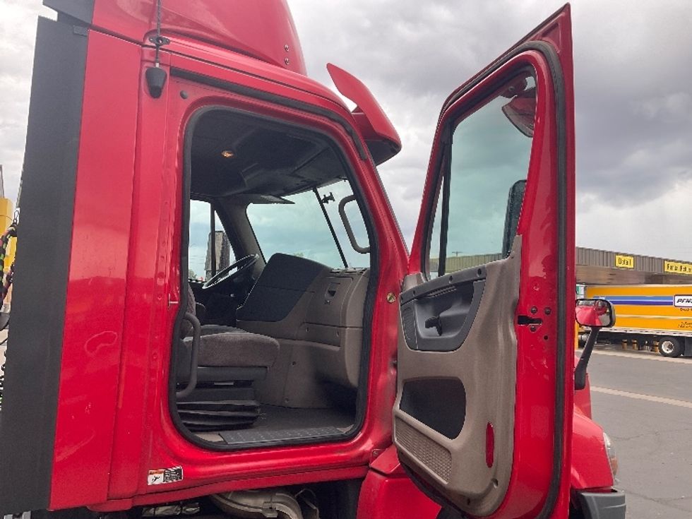 Day Cab Tractor-Heavy Duty Tractors-Freightliner-2018-Cascadia 12542ST-Phoenix-AZ-369,057\n\t\tmiles-$ 32,500 - Image 12