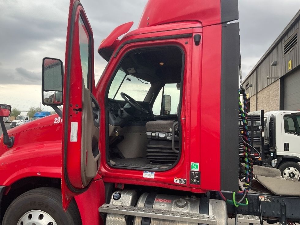 Day Cab Tractor-Heavy Duty Tractors-Freightliner-2018-Cascadia 12542ST-Phoenix-AZ-369,057\n\t\tmiles-$ 32,500 - Image 9