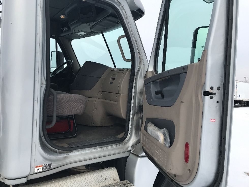 Day Cab Tractor-Heavy Duty Tractors-Freightliner-2018-Cascadia 12542ST-Pottsville-PA-305,538\n\t\tmiles-$ 34,750 - Image 12