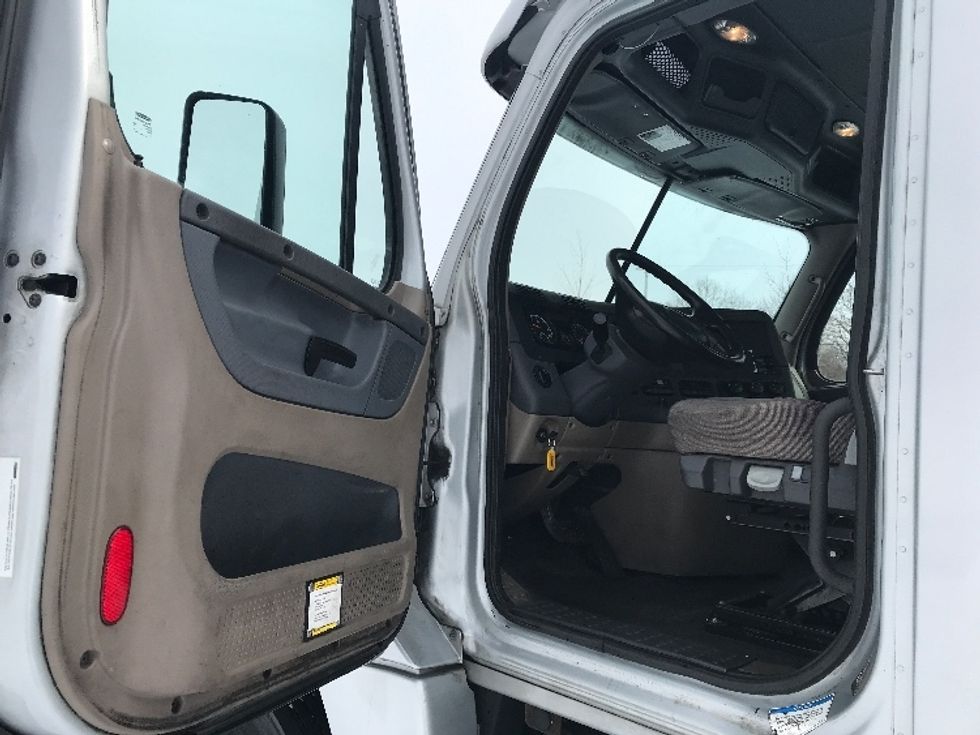 Day Cab Tractor-Heavy Duty Tractors-Freightliner-2018-Cascadia 12542ST-Pottsville-PA-305,538\n\t\tmiles-$ 34,750 - Image 9