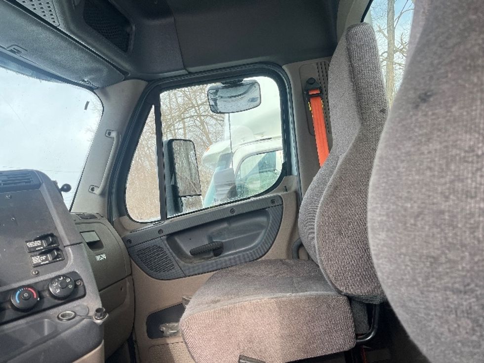 Day Cab Tractor-Heavy Duty Tractors-Freightliner-2018-Cascadia 12542ST-Rochester-NY-142,677\n\t\tmiles-$ 37,500 - Image 10