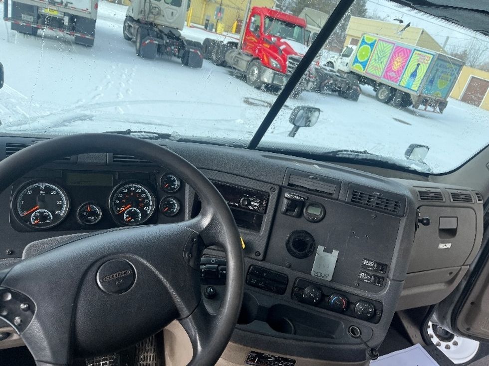 Day Cab Tractor-Heavy Duty Tractors-Freightliner-2018-Cascadia 12542ST-Rochester-NY-142,677\n\t\tmiles-$ 37,500 - Image 11