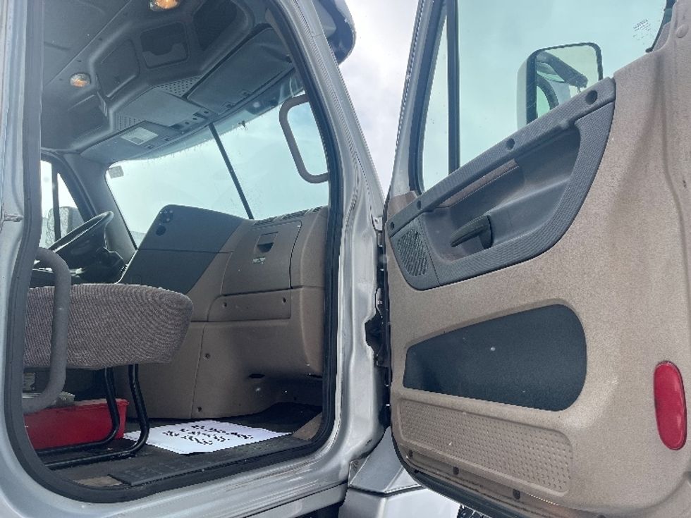 Day Cab Tractor-Heavy Duty Tractors-Freightliner-2018-Cascadia 12542ST-Rochester-NY-142,677\n\t\tmiles-$ 37,500 - Image 12