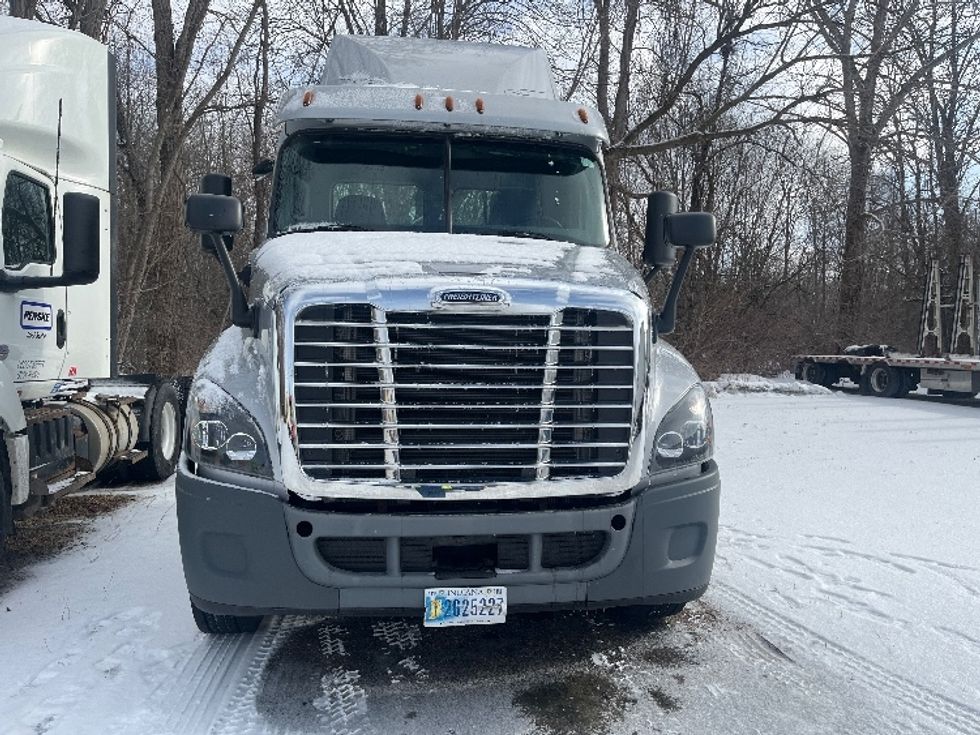 Day Cab Tractor-Heavy Duty Tractors-Freightliner-2018-Cascadia 12542ST-Rochester-NY-142,677\n\t\tmiles-$ 37,500 - Image 2