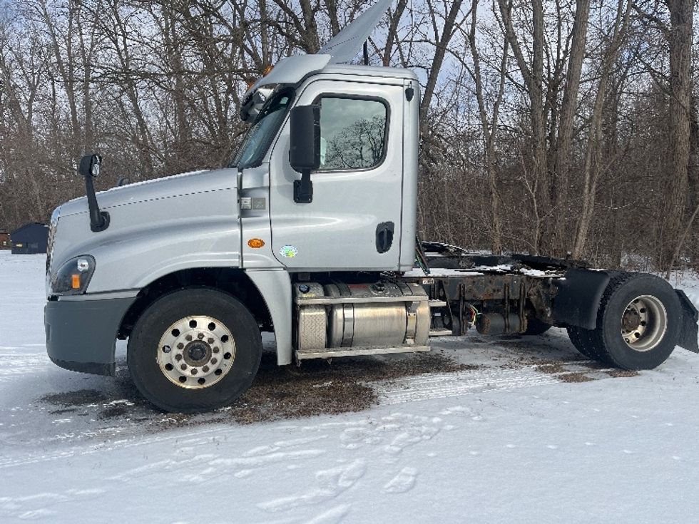 Day Cab Tractor-Heavy Duty Tractors-Freightliner-2018-Cascadia 12542ST-Rochester-NY-142,677\n\t\tmiles-$ 37,500 - Image 4