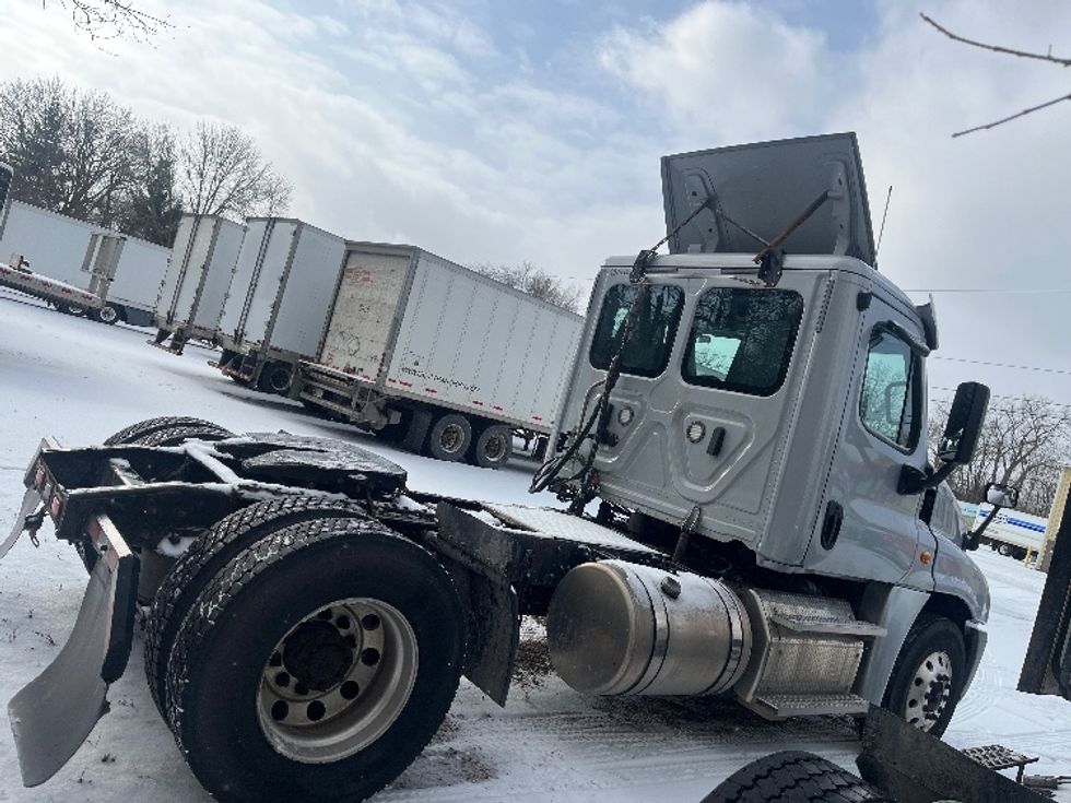 Day Cab Tractor-Heavy Duty Tractors-Freightliner-2018-Cascadia 12542ST-Rochester-NY-142,677\n\t\tmiles-$ 37,500 - Image 8