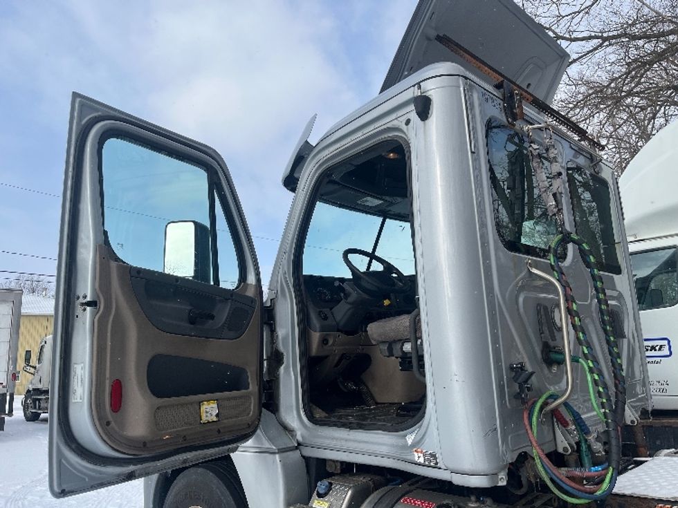 Day Cab Tractor-Heavy Duty Tractors-Freightliner-2018-Cascadia 12542ST-Rochester-NY-142,677\n\t\tmiles-$ 37,500 - Image 9