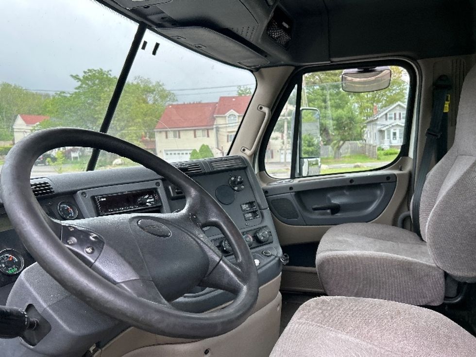 Day Cab Tractor-Heavy Duty Tractors-Freightliner-2018-Cascadia 12542ST-Springfield-MA-345,454\n\t\tmiles-$ 28,500 - Image 10