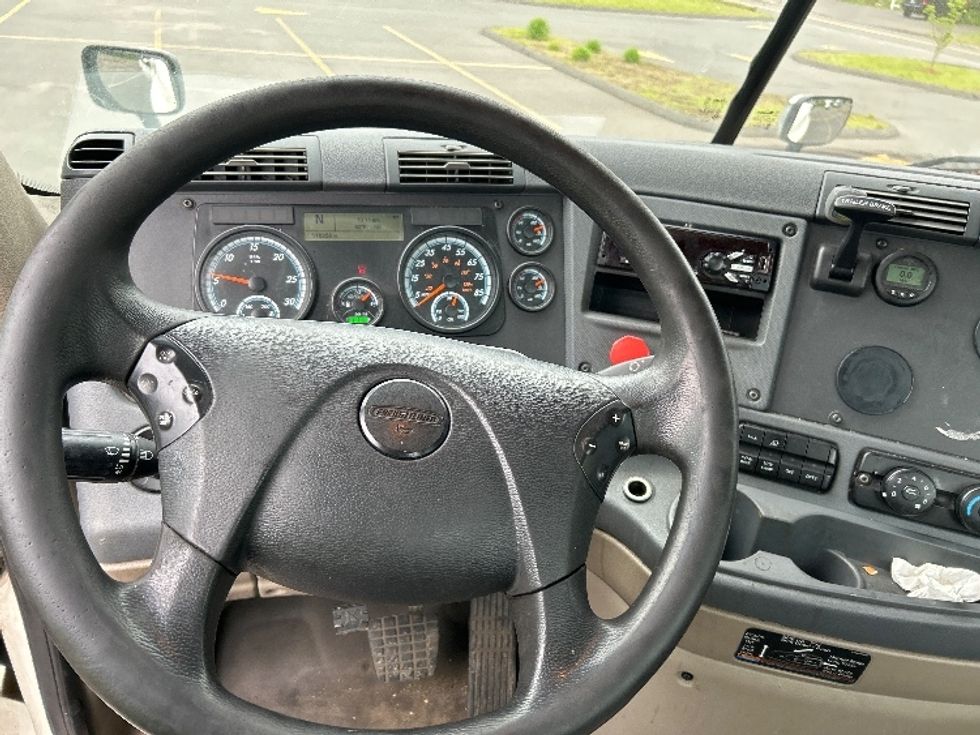 Day Cab Tractor-Heavy Duty Tractors-Freightliner-2018-Cascadia 12542ST-Springfield-MA-345,454\n\t\tmiles-$ 28,500 - Image 11
