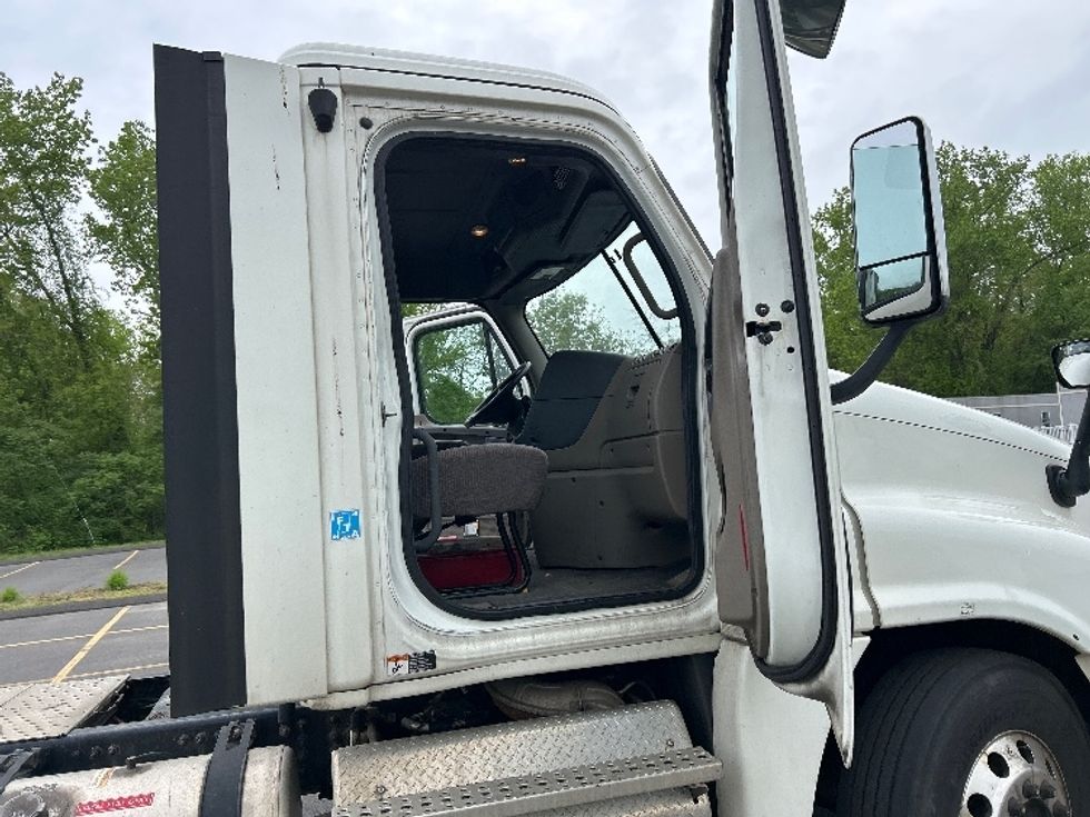 Day Cab Tractor-Heavy Duty Tractors-Freightliner-2018-Cascadia 12542ST-Springfield-MA-345,454\n\t\tmiles-$ 28,500 - Image 12