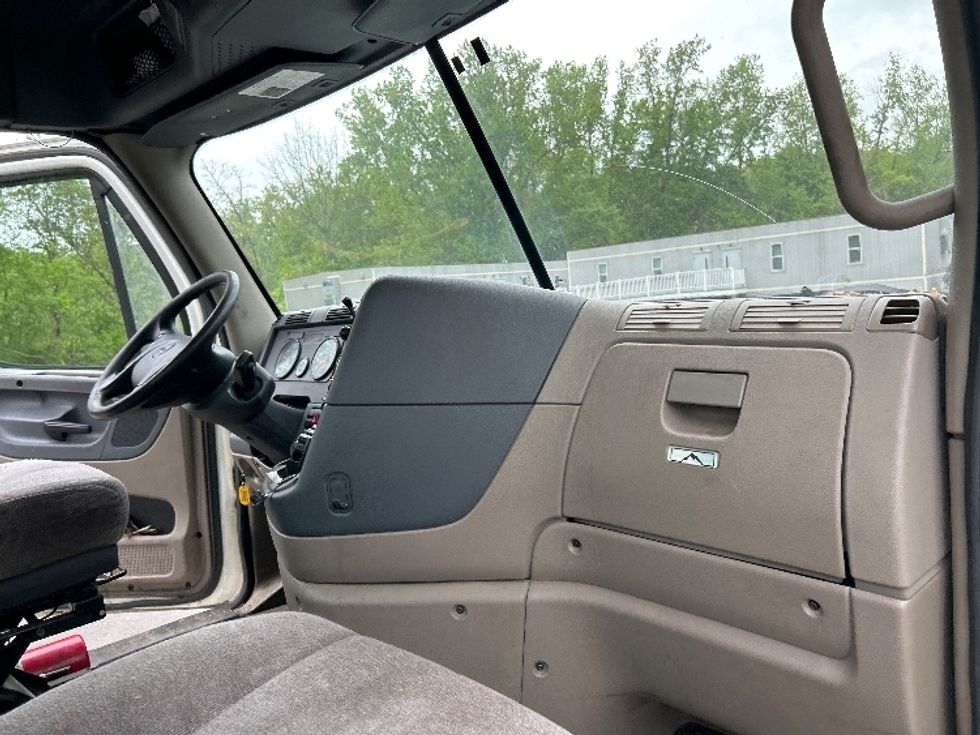 Day Cab Tractor-Heavy Duty Tractors-Freightliner-2018-Cascadia 12542ST-Springfield-MA-345,454\n\t\tmiles-$ 28,500 - Image 13