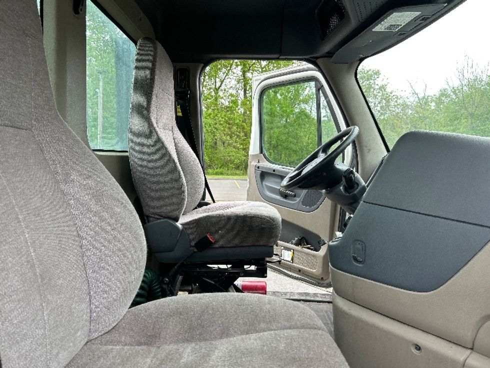 Day Cab Tractor-Heavy Duty Tractors-Freightliner-2018-Cascadia 12542ST-Springfield-MA-345,454\n\t\tmiles-$ 28,500 - Image 14