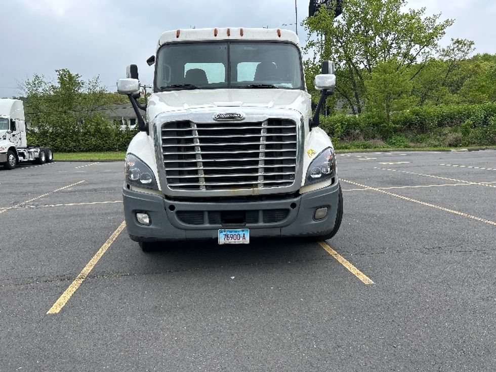 Day Cab Tractor-Heavy Duty Tractors-Freightliner-2018-Cascadia 12542ST-Springfield-MA-345,454\n\t\tmiles-$ 28,500 - Image 2