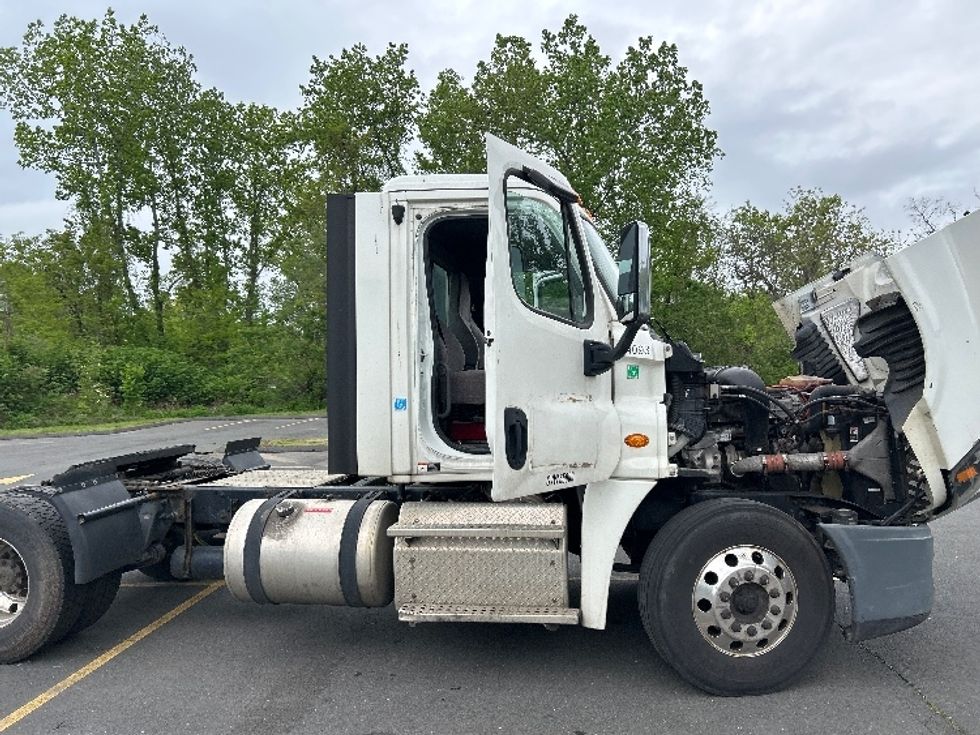 Day Cab Tractor-Heavy Duty Tractors-Freightliner-2018-Cascadia 12542ST-Springfield-MA-345,454\n\t\tmiles-$ 28,500 - Image 20