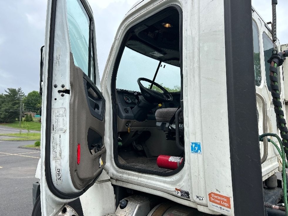 Day Cab Tractor-Heavy Duty Tractors-Freightliner-2018-Cascadia 12542ST-Springfield-MA-345,454\n\t\tmiles-$ 28,500 - Image 9