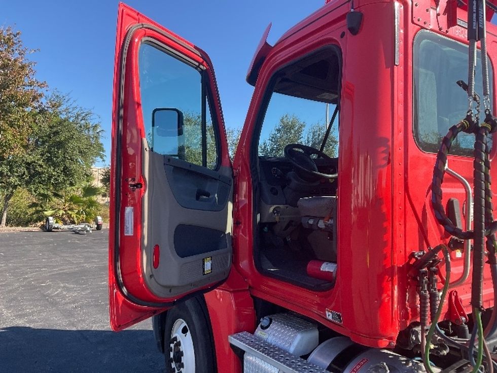 Day Cab Tractor-Heavy Duty Tractors-Freightliner-2018-Cascadia 12542ST-Tampa-FL-227,722\n\t\tmiles-$ 23,750 - Image 6