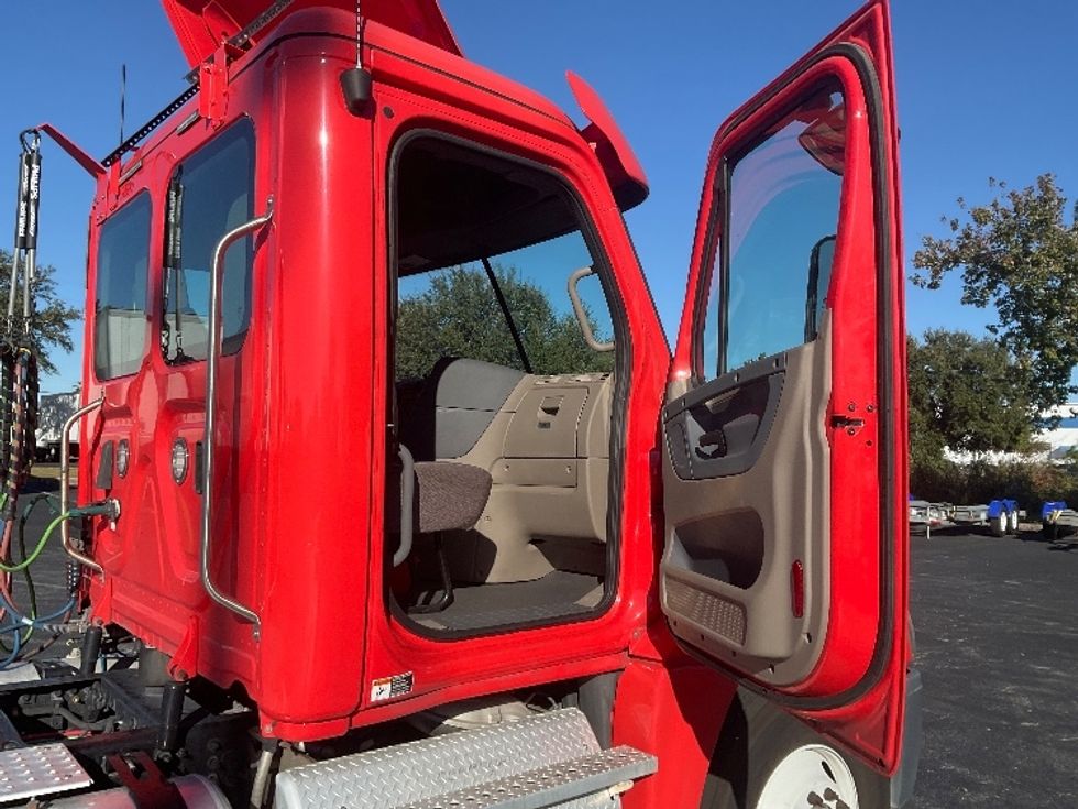 Day Cab Tractor-Heavy Duty Tractors-Freightliner-2018-Cascadia 12542ST-Tampa-FL-227,722\n\t\tmiles-$ 23,750 - Image 9