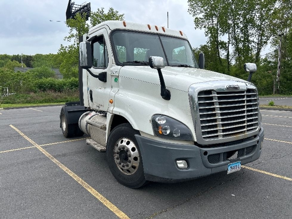 Day Cab Tractor-Heavy Duty Tractors-Freightliner-2018-Cascadia 12542ST-Westfield-MA-318,258\n\t\tmiles-$ 31,250 - Image 1