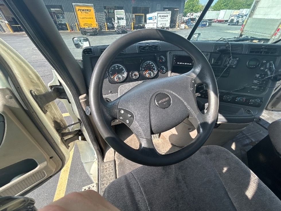 Day Cab Tractor-Heavy Duty Tractors-Freightliner-2018-Cascadia 12564ST-Albany-NY-387,623\n\t\tmiles-$ 40,750 - Image 11