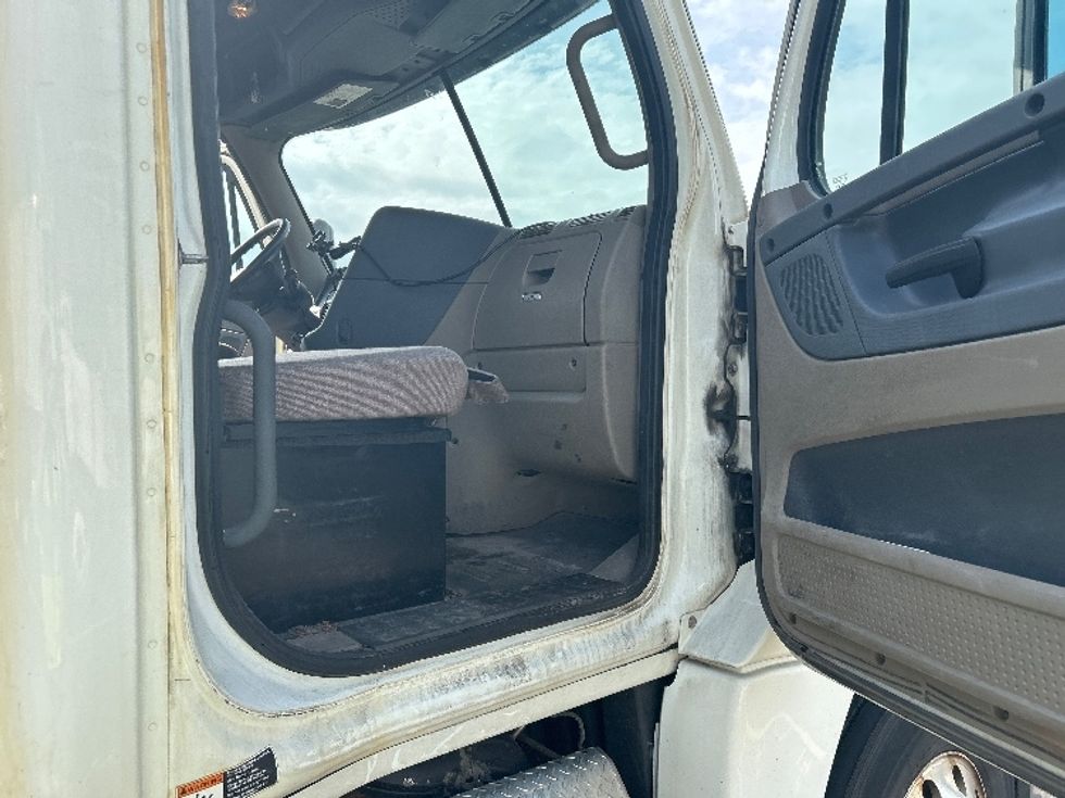 Day Cab Tractor-Heavy Duty Tractors-Freightliner-2018-Cascadia 12564ST-Albany-NY-387,623\n\t\tmiles-$ 40,750 - Image 12