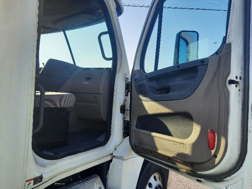 Day Cab Tractor-Heavy Duty Tractors-Freightliner-2018-Cascadia 12564ST-Albany-NY-405,449\n\t\tmiles-$ 39,750 - Image 12