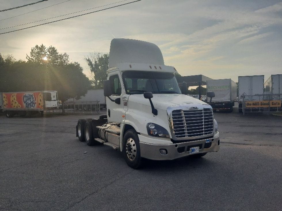 Day Cab Tractor-Heavy Duty Tractors-Freightliner-2018-Cascadia 12564ST-Albany-NY-408,931\n\t\tmiles-$ 39,750 - Image 1