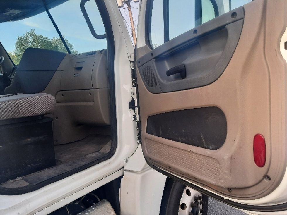 Day Cab Tractor-Heavy Duty Tractors-Freightliner-2018-Cascadia 12564ST-Albany-NY-408,931\n\t\tmiles-$ 39,750 - Image 12