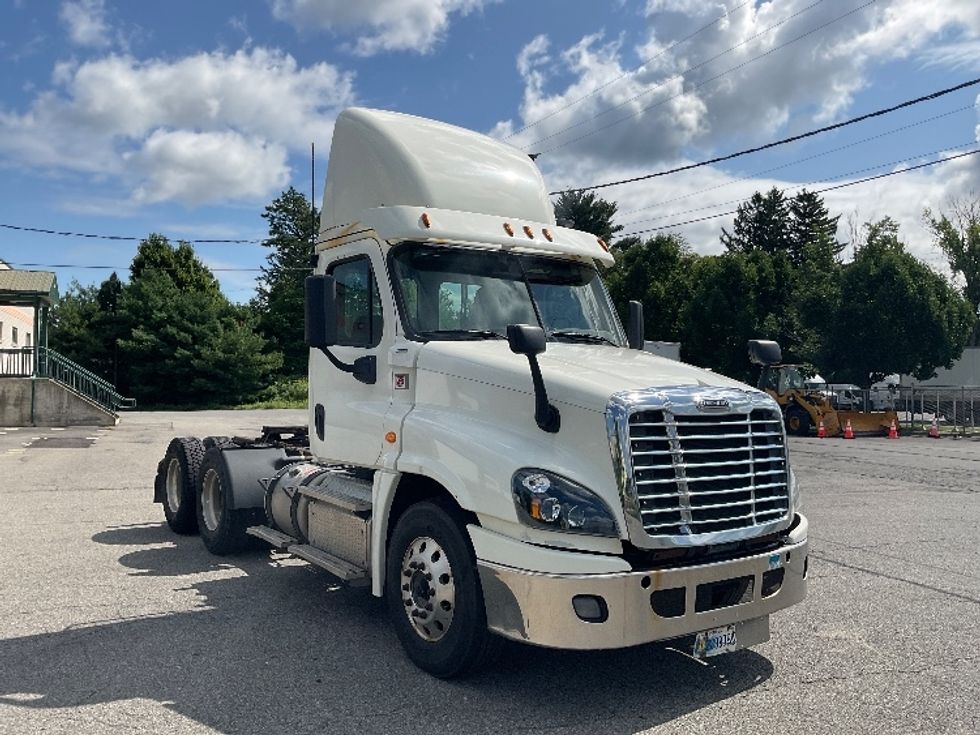 Day Cab Tractor-Heavy Duty Tractors-Freightliner-2018-Cascadia 12564ST-Albany-NY-521,788\n\t\tmiles-$ 33,250 - Image 1