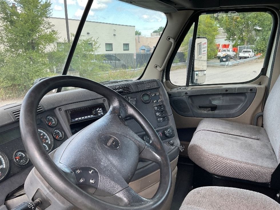 Day Cab Tractor-Heavy Duty Tractors-Freightliner-2018-Cascadia 12564ST-Albany-NY-521,788\n\t\tmiles-$ 33,250 - Image 10