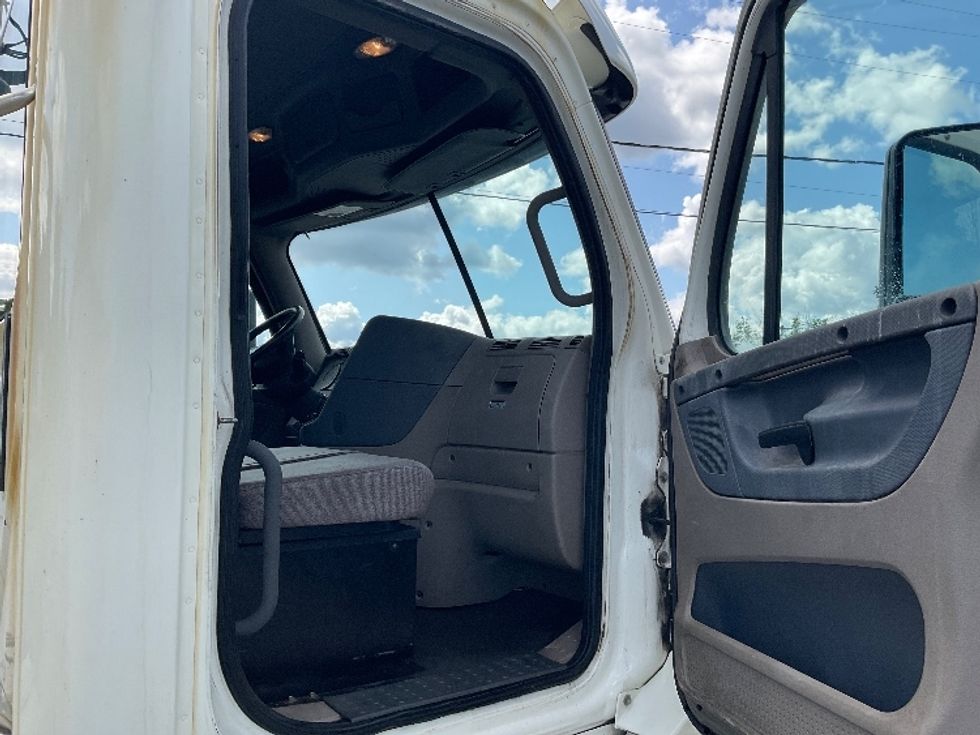 Day Cab Tractor-Heavy Duty Tractors-Freightliner-2018-Cascadia 12564ST-Albany-NY-521,788\n\t\tmiles-$ 33,250 - Image 12
