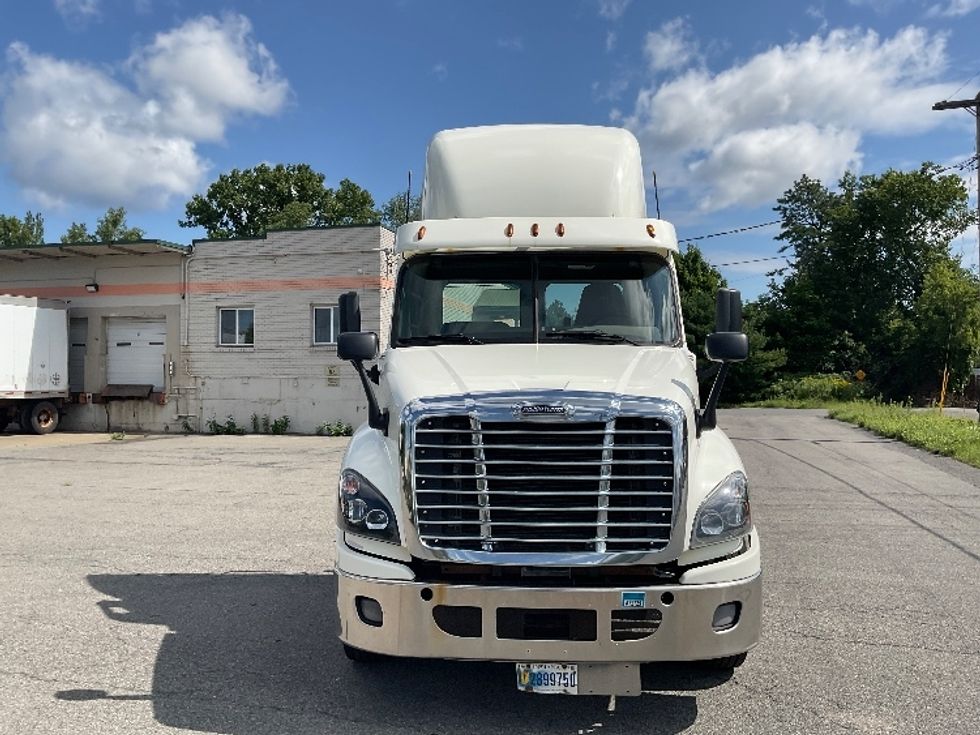 Day Cab Tractor-Heavy Duty Tractors-Freightliner-2018-Cascadia 12564ST-Albany-NY-521,788\n\t\tmiles-$ 33,250 - Image 2